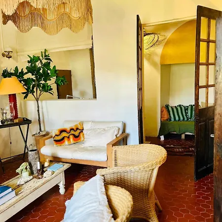 Charming 17th-century Presbytery بيت للعطل سان لوران دو فيردون