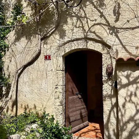 Charming 17th-century Presbytery Holiday home
